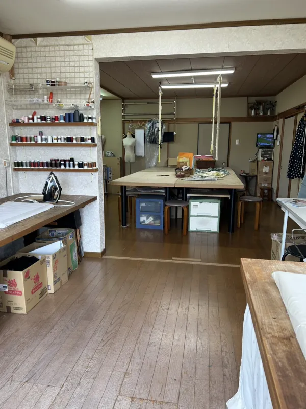 着物リメイク教室で作業する様子